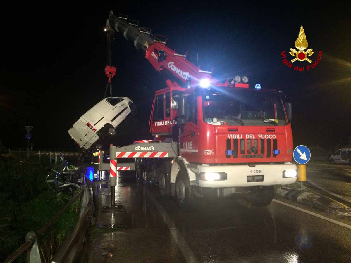 CHIOGGIA: FURGONE RESTA SOSPESO TRA L'ARGINE E IL FIUME, AUTISTA ILLESO